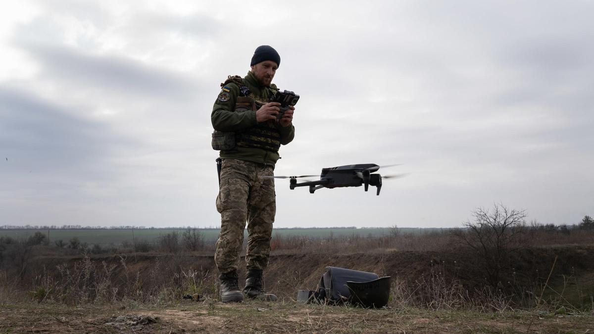 Archivo - Un militar ucraniano durante una práctica con drones.