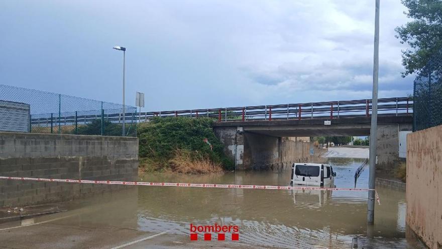 Vehículo atrapado por el agua en Vilamalla (Alt Empordà, Girona)