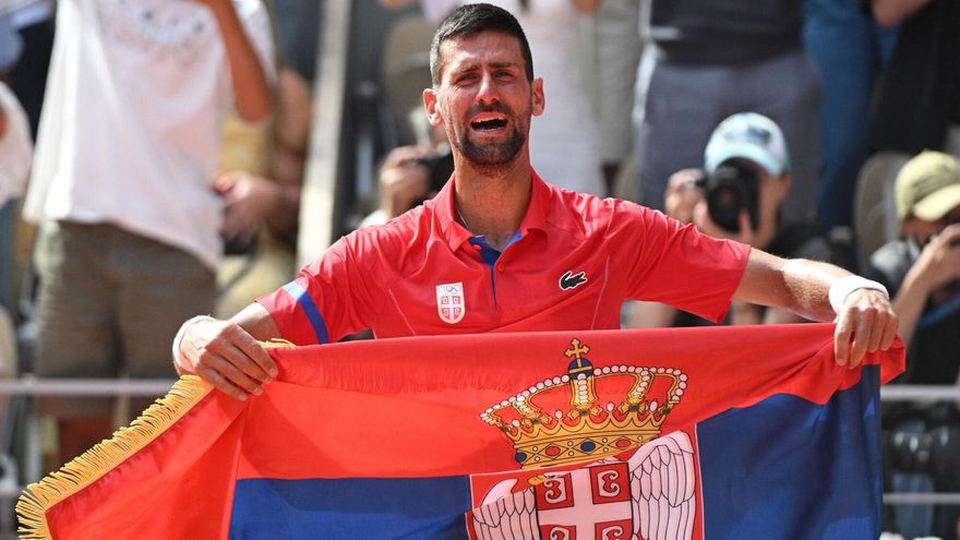 Novak Djokovic con una bandera de Serbia tras ganar el oro olímpico en París 2024.