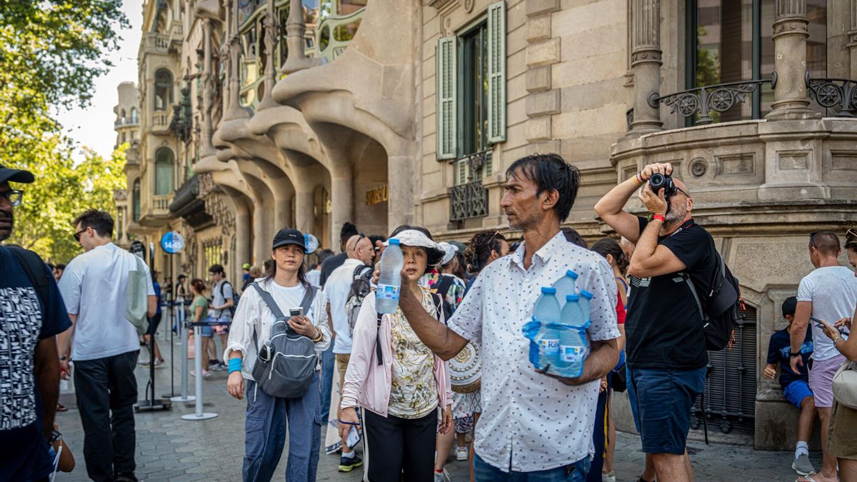 Un vendedor ambulante de aguas en el paseo de Gràcia, esta semana.