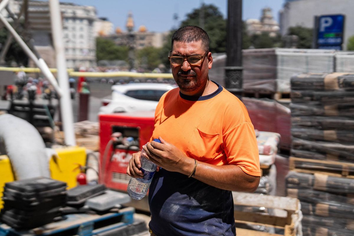 Barcelone 11/08/2025 Société. Youssef El Ghzaoui, travailleur au Maroc, poursuit son travail en vague de chaleur complète à Barcelone. Photo zowy voeten