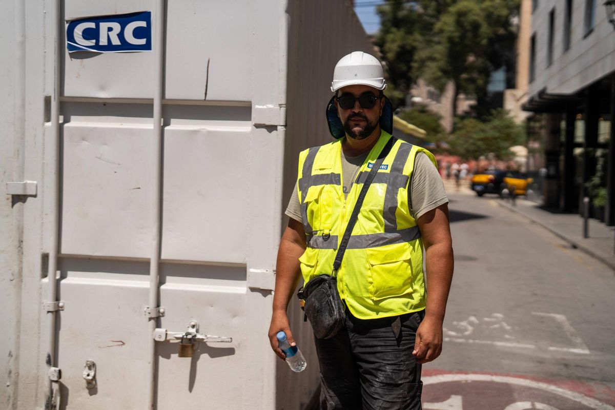 Barcelone 11/08/2025 Société. Hicham Soulaiman, chef du travail du Maroc, fait face à des températures élevées en vague de chaleur complète à Barcelone. Photo zowy voeten