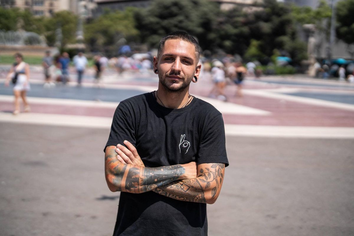 Barcelone 11/08/2025 Société. Davide Cerutti, italien de Santo Domingo, fait face au pic de la vague de chaleur à Barcelone en une journée marquée par des températures extrêmes. Photo zowy voeten