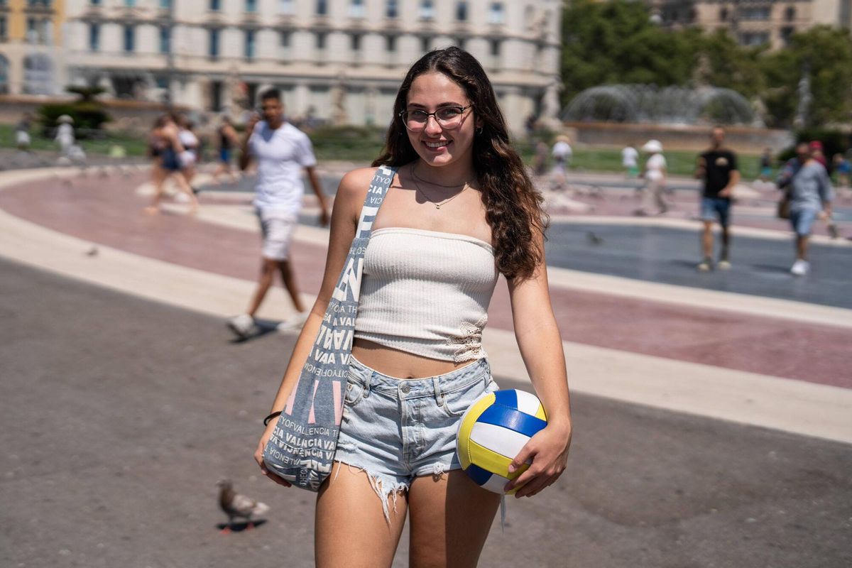 Barcelone 11/08/2025 Société. Ginger Rose Wuerz, 18 ans, de Mistchigan (États-Unis), traverse Barcelone pendant la journée la plus chaude de la vague de chaleur. Photo zowy voeten