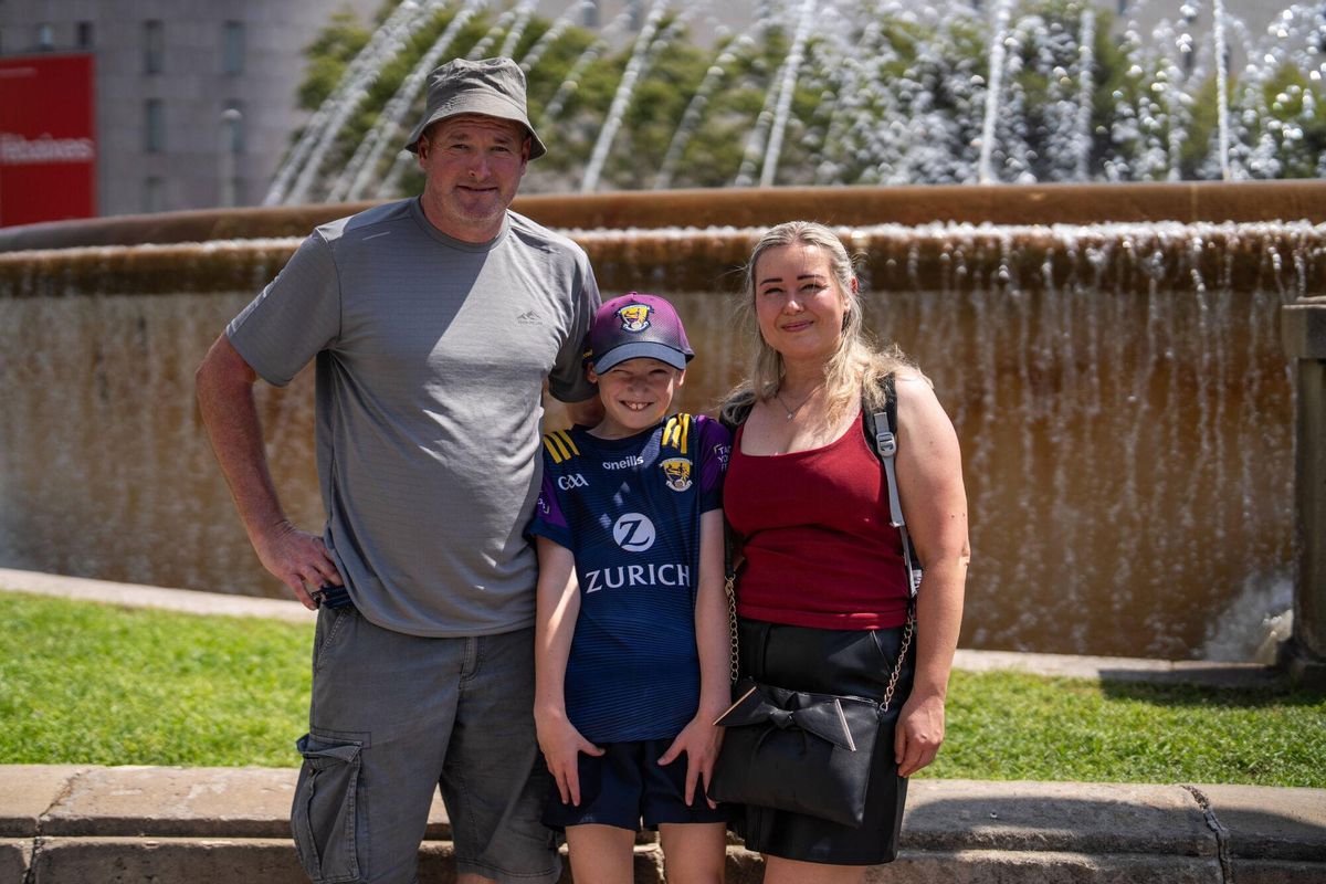 Barcelone 11/08/2025 Société. Nicky, Daria et Luke Kehoe, 45, 43 et 10 ans, de Wexford (Irlande), voyagent Barcelone pendant le pic des vagues de chaleur. Photo zowy voeten