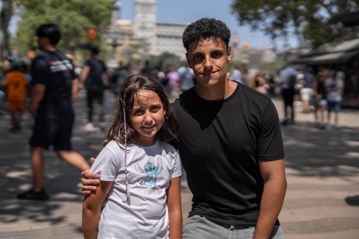 Barcelone 11/08/2025 Société. Jesús González Martín, 18 ans, avec sa cousine Irene Crespo, 8 ans, rafraîchissant à Barcelone pendant la vague de chaleur. Photo zowy voeten