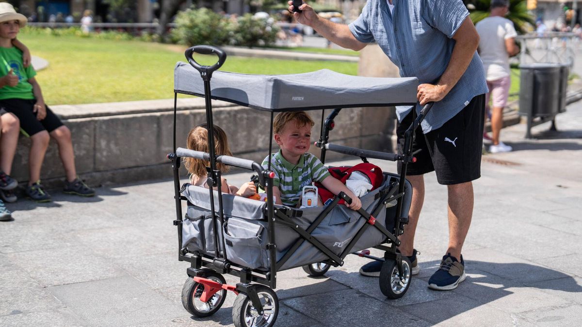 Ciudadanos, turistas y trabajadores afrontan el pico de la ola de calor en Barcelona, en una jornada marcada por altas temperaturas y ambientes sofocantes en calles y plazas.