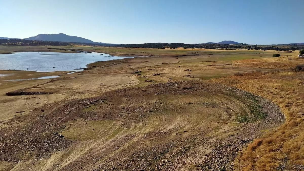 Estado actual del embalse de Alcollarín tras el vaciado practicado por la Confederación del Guadiana.