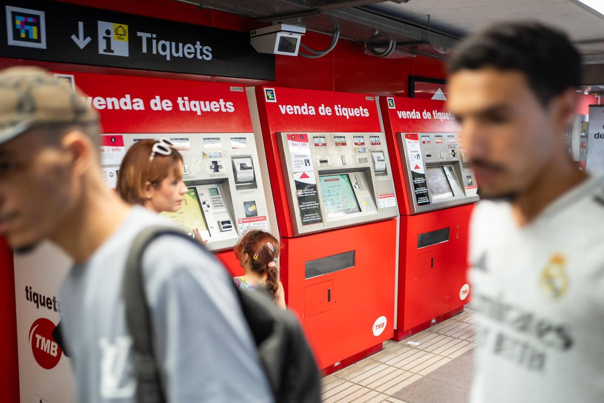 Machines de vente de titre de transport à l'arrêt de Bogatell, à Barcelone.