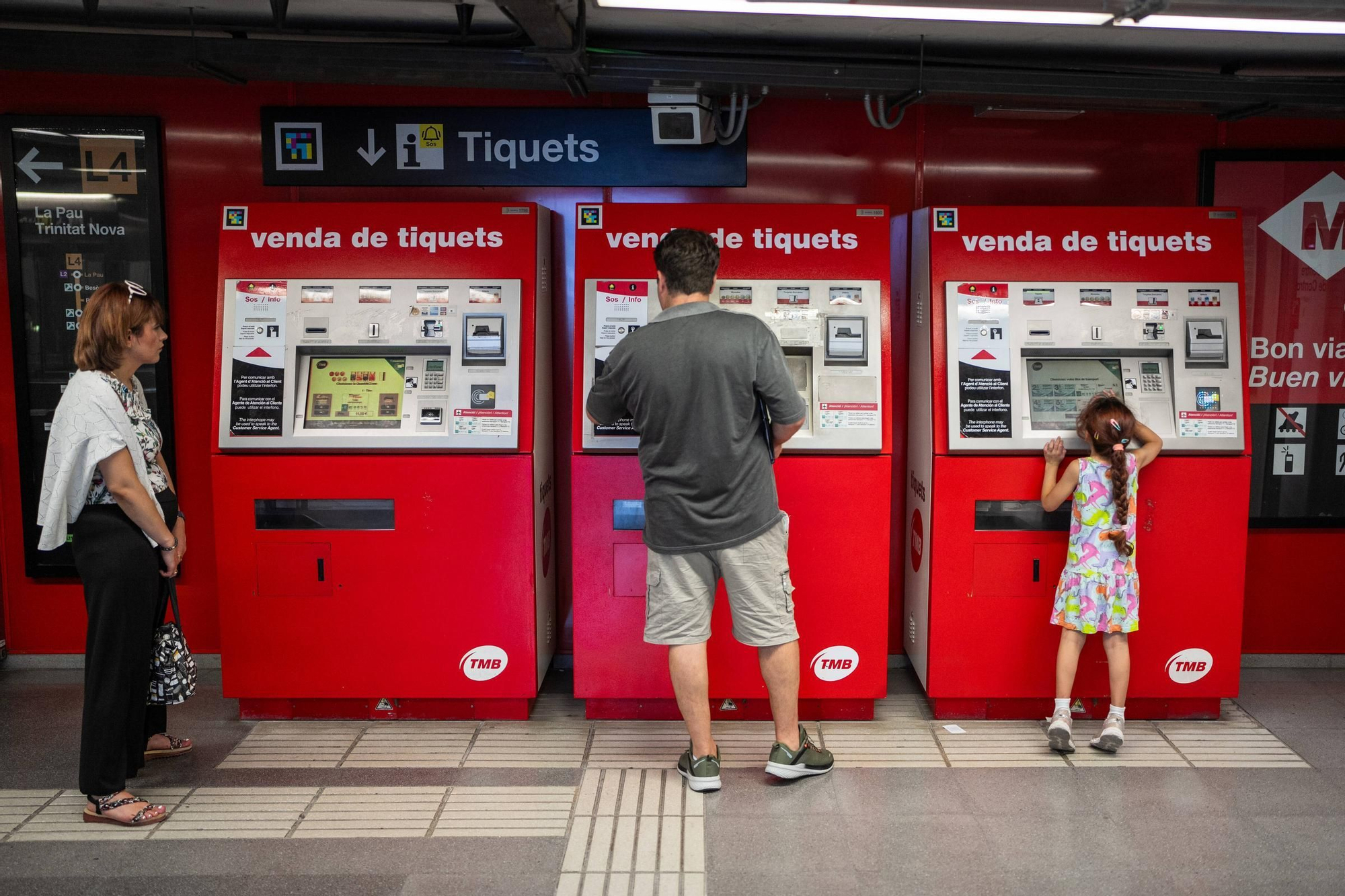 Tres máquinas de venta de tarjetas de metro en la parada de Bogatell, en Barcelona.