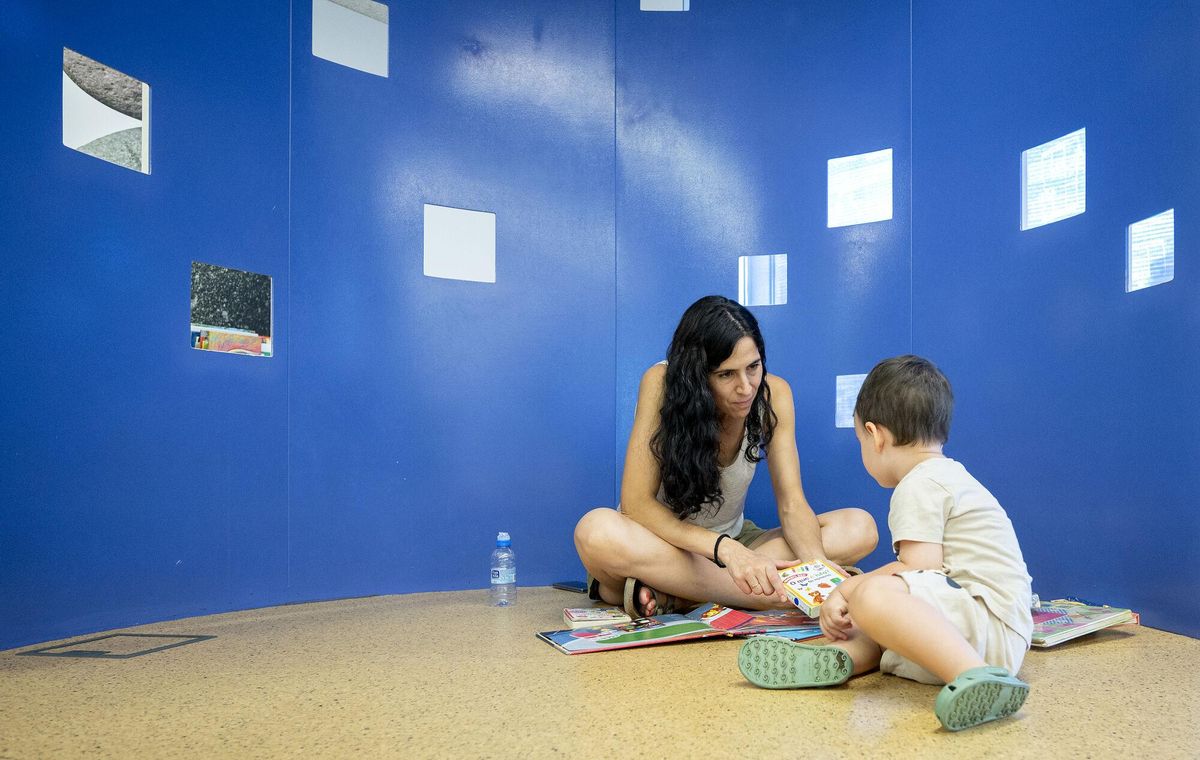 Beatriz et son fils Hugo à la bibliothèque de Barcelone à Agustí Centelles, profitant de la climatisation de cette installation, transformé en refuge climatique en raison de la vague de chaleur et des températures élevées, le 14 août 2025. Photographie de Jordi Cotrina Cotrina