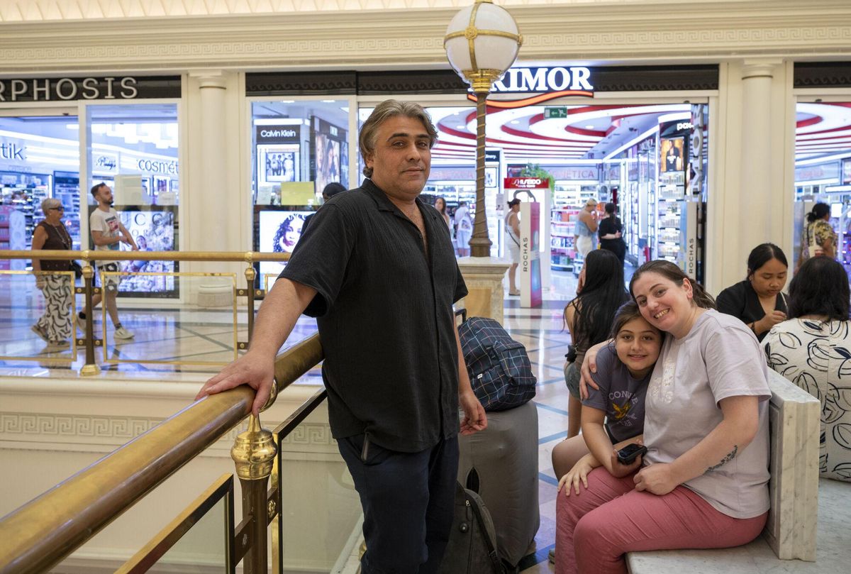 Paiman, ainsi que sa femme Sophia et sa fille Lina, au centre commercial Gran Vía 2 à Barcelone, profitent de la climatisation de l'installation transformée en refuge climatique en raison de la vague de chaleur et des températures élevées, le 14 août 2025. Jordi Cotrina Cotrina Photography