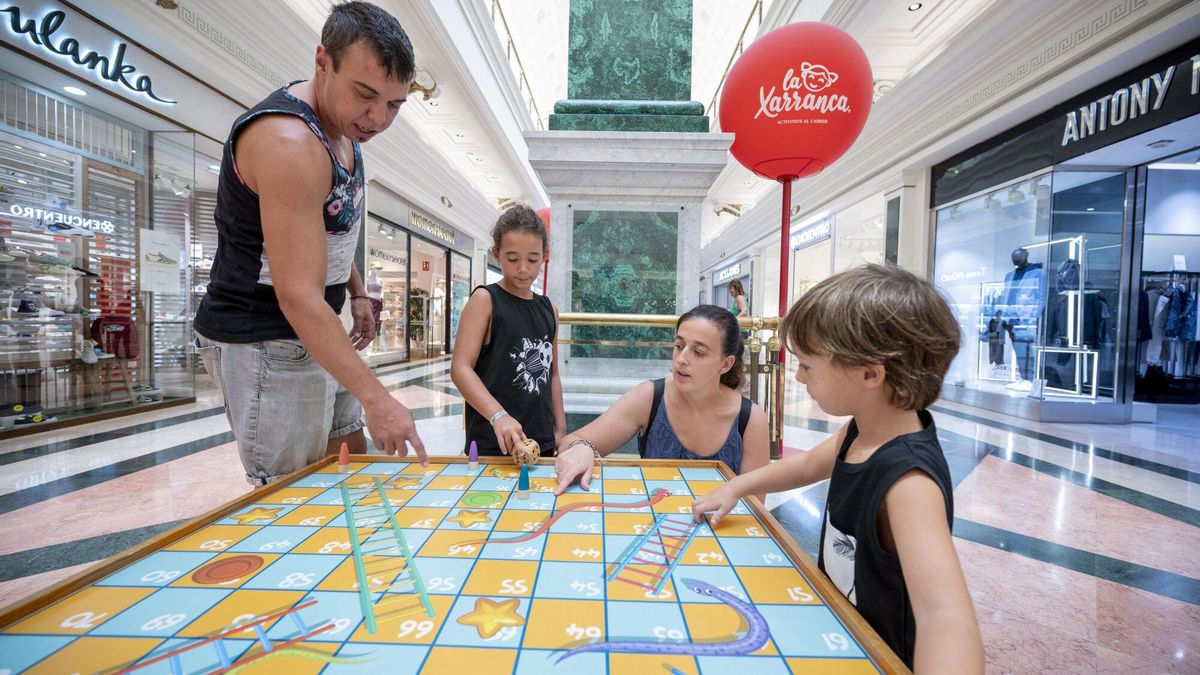 Guillem, Nuria, y sus hijos, Mariona y Jordi, en el espacio de juegos del centro comercial Gran Vía 2, en L'Hospitalet..