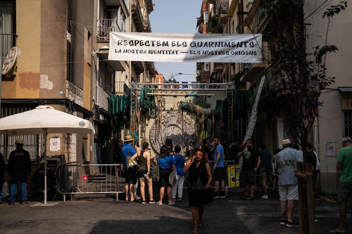 Feu dans la rue Verdi, l'une des routes décorées par les festivals de Gràcia.