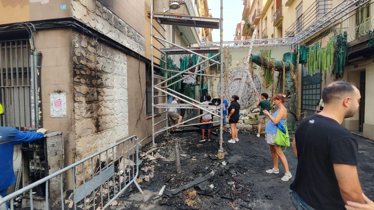 Incendio en las fiestas de Gràcia: quemada la portalada de la calle Verdi
