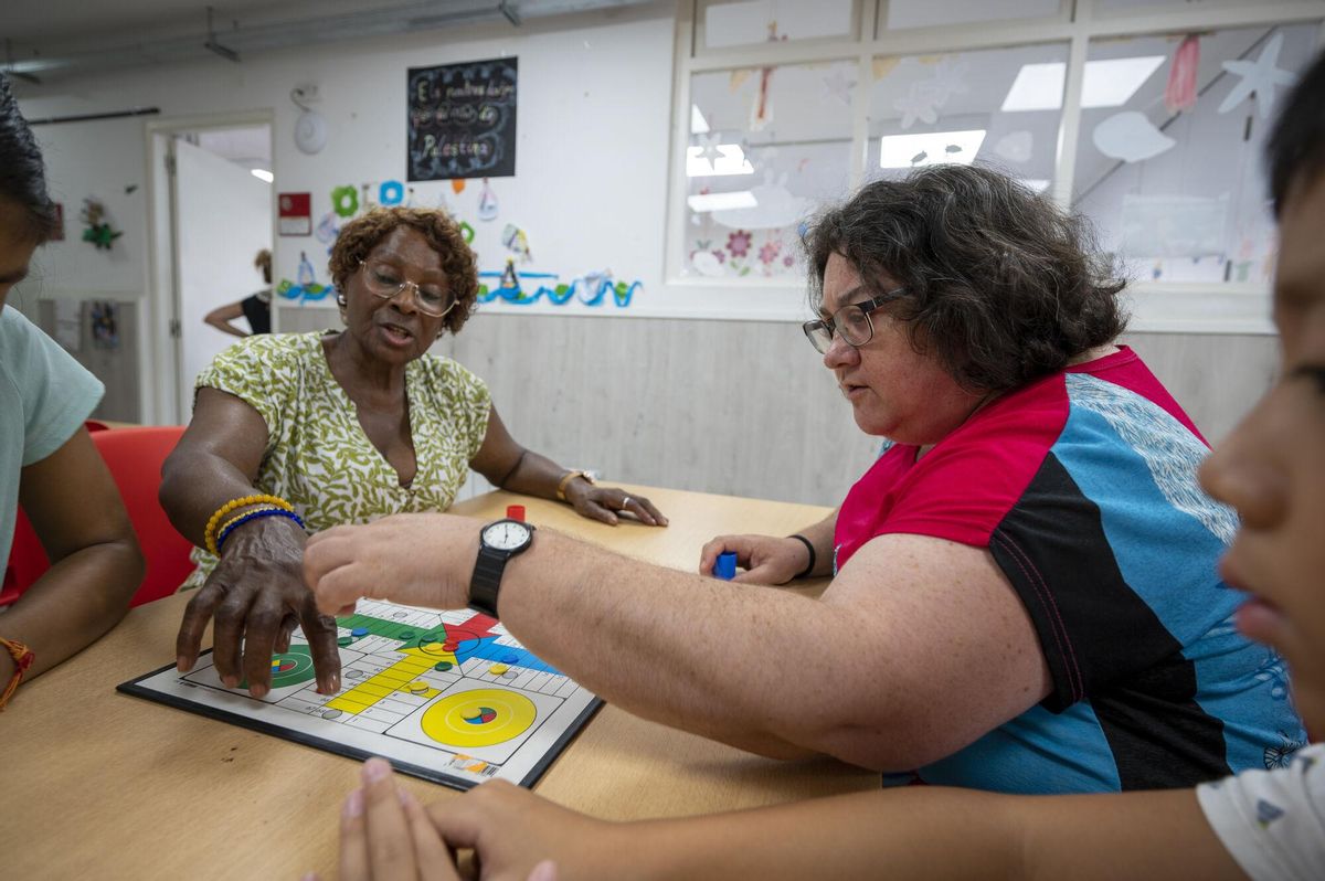 Hospitalier. 13.08.2025. Société. Centre polient d'Evalión Caso I Communitària l 'hospitalier (Centre politique pour l'attention sociale et communautaire de Cáritas), Càritas Diocesana de Barcelone, qui fonctionne comme un refuge climatique pour les voisins. Sur la photo, le départ du stationnement du quartier voisin dans cet espace de Cáritas avec la température conditionnée pour soutenir la chaleur de la rue à l'hôpital. Photographie de Jordi Cotrina