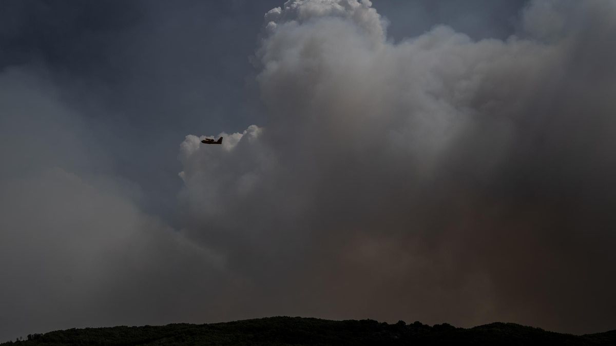 Pirocúmulo del incendio de Jarilla y medios aéreos haciendo frente a la extinción de las llamas.
