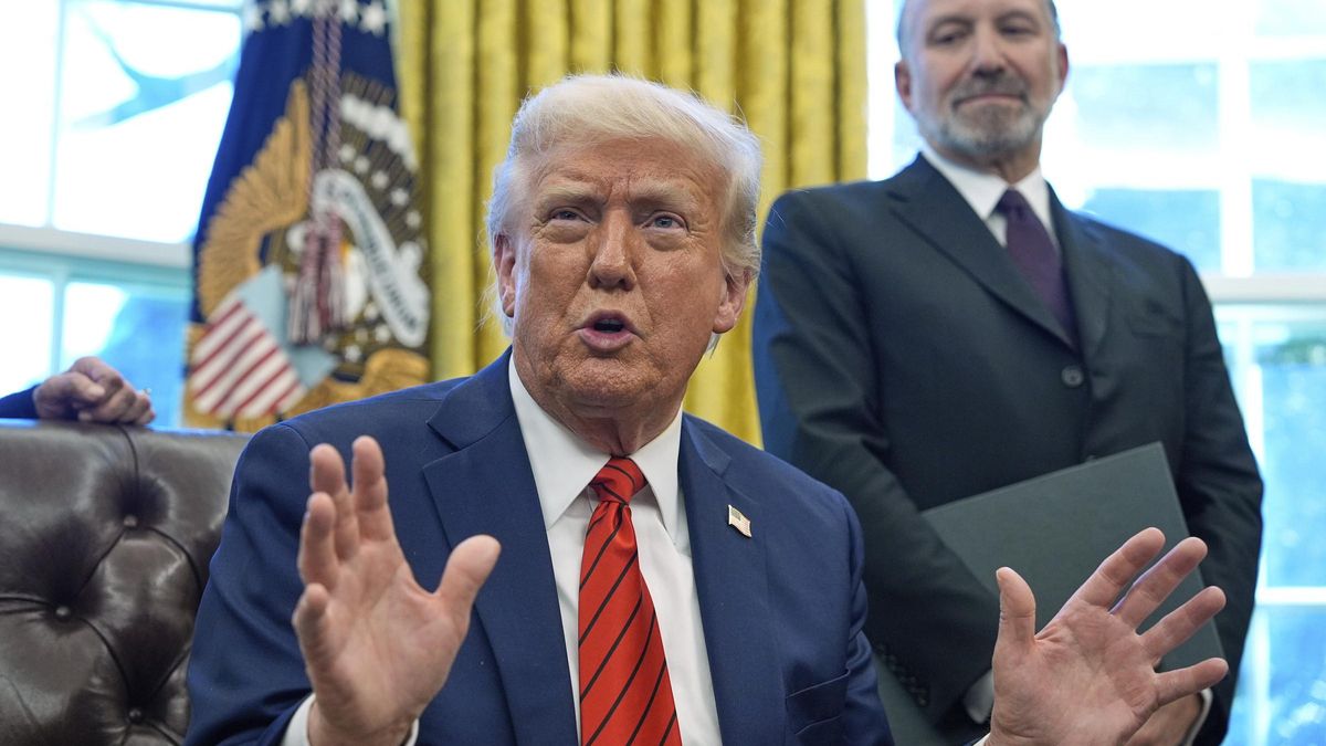 El presidente de Estados Unidos, Donald Trump, y el Secretario de Comercio, Howard Lutnick.