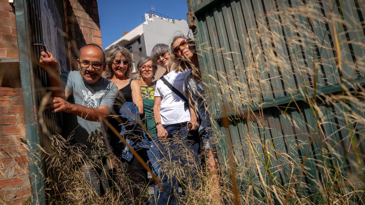 Pere, Sunsi, Manuela, Elsa y Conxita; cinco de los doce socios que forman la cooperativa 'La Constel·lació', que levantará el primer edificio de viviendas en cesión de uso para mayores de 65 años de Badalona