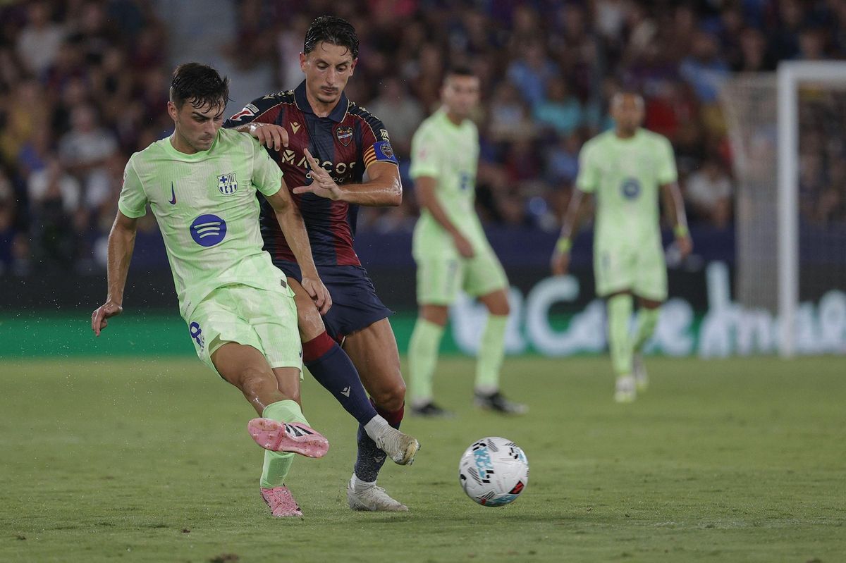 Pedri, contre Pablo Martínez, au Ciutat de València.