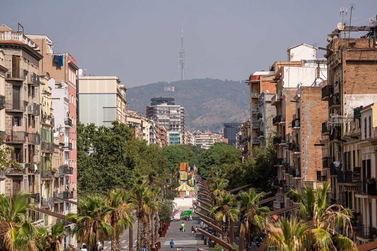 La Rambla de Badal, à Barcelone, avec la foire d'attraction de la partie principale des Sants à l'arrière-plan.