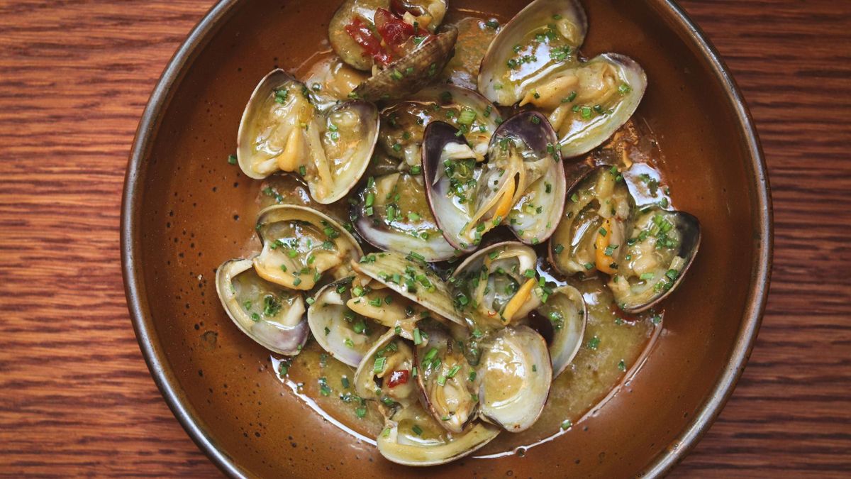 Las almejas de La Charca, abiertas al calor de sus propios jugos en el horno.