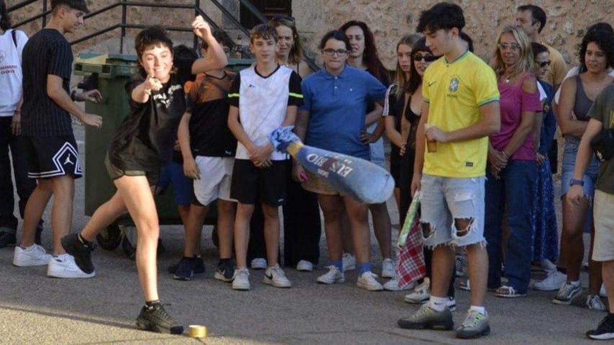 Así es el concurso de lanzamiento de 'pernil' de Carrascosa de la Sierra (Cuenca)