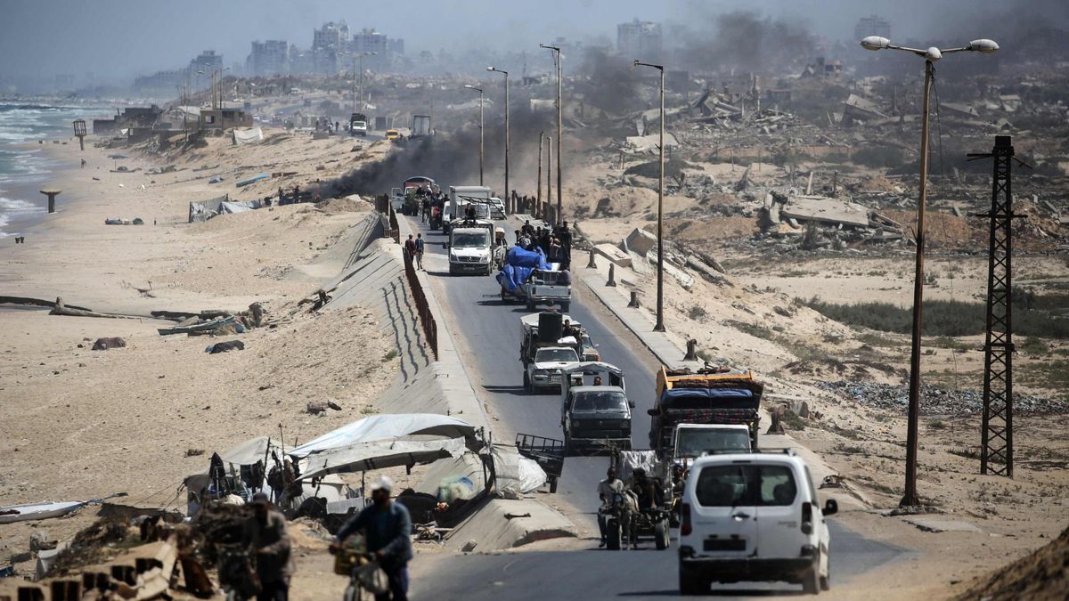 Población que se marcha de ciudad de Gaza por la presión de los bombardeos israelís.