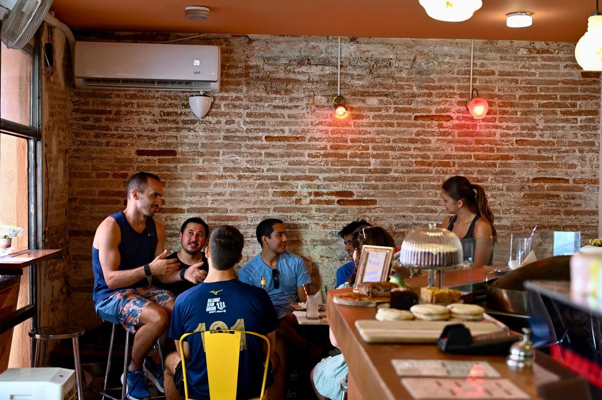 Réunion au bar de Barnís de la Barceloneta après une session sportive.