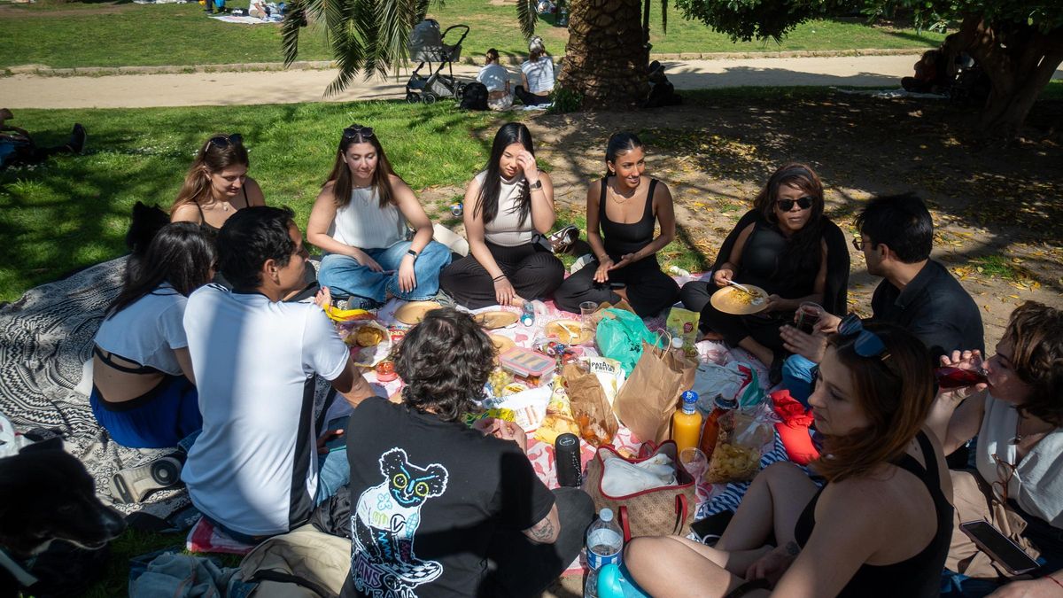 Grupo de gente haciendo un picnic organizado por la app Wemigo.
