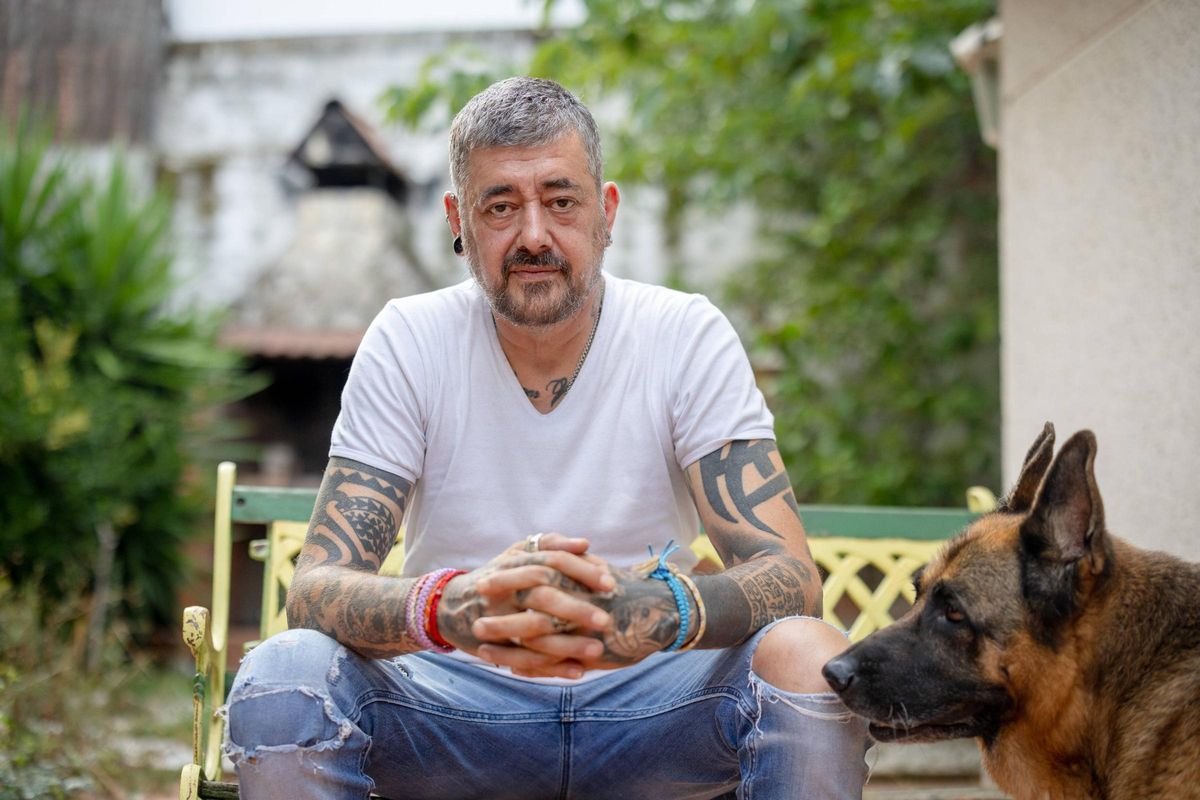 Toni Moog, à côté de son chien, lors de l'interview.