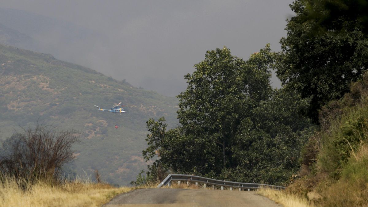 Un helicóptero continúa con la tareas de extinción en Molinaferrera, León, este domingo.
