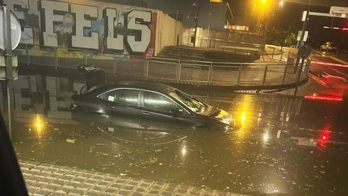 Un vehículo atrapado por las inundaciones derivadas de las fuertes lluvias en Castelldfels.