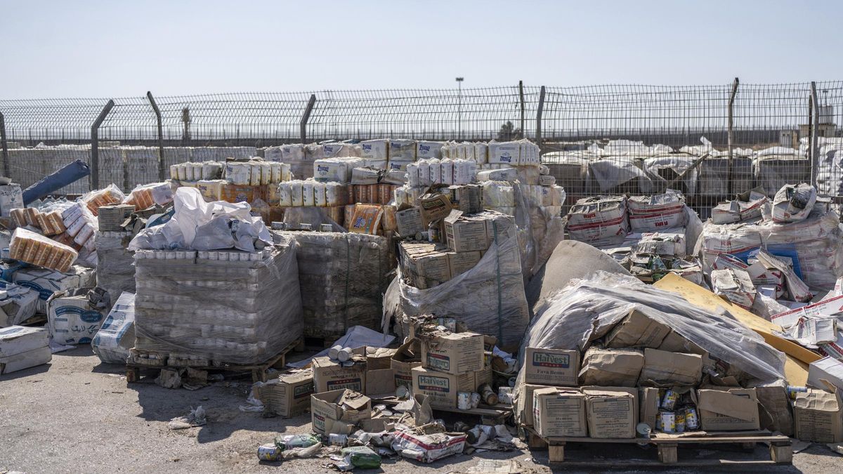 Ayuda humanitaria en el cruce de Kerem Shalom, en la frontera con la Franja de Gaza