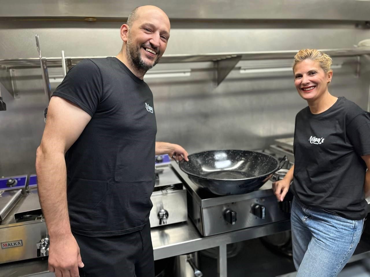 Los emprendedores Marc y Cristina en la cocina del Atipa't.