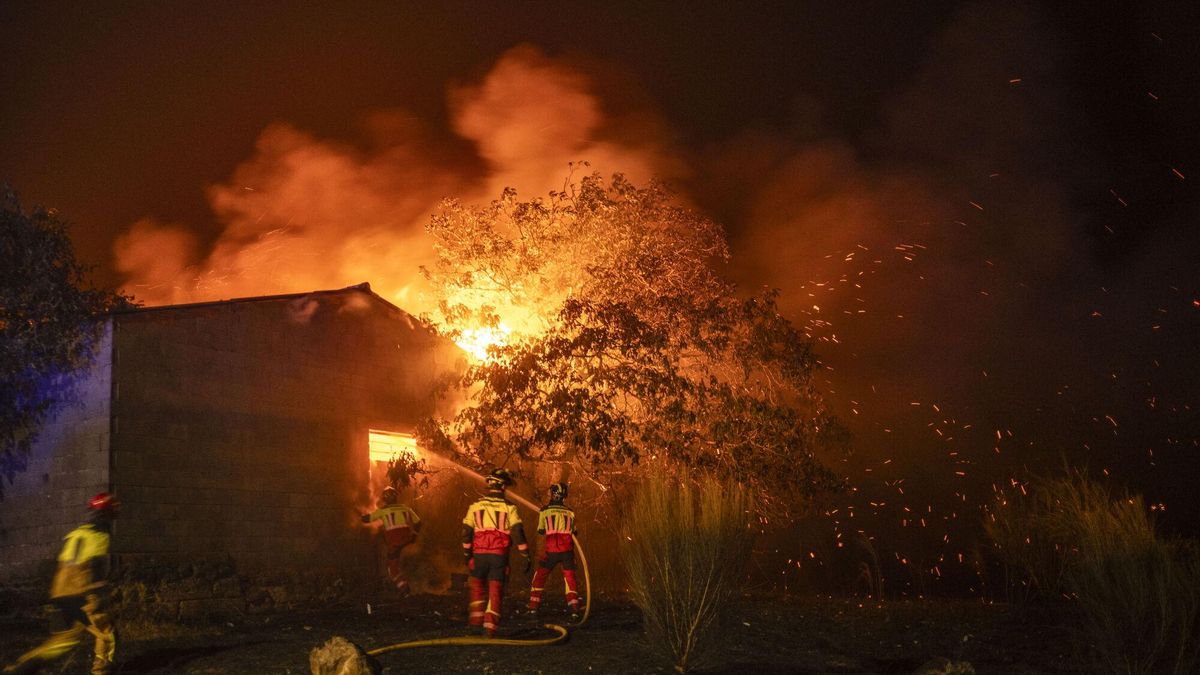 Los bomberos tratan de sofocar un incendio en una construcción en la localidad de A Caridade, en el municipio de Monterrei (Ourense).