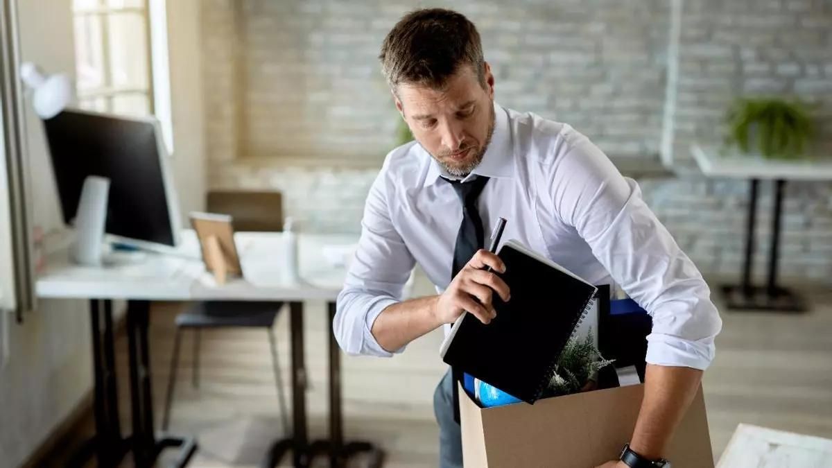 Un trabajador recogiendo sus cosas en una oficina