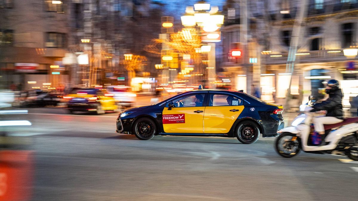 Un taxi circulando por Barcelona