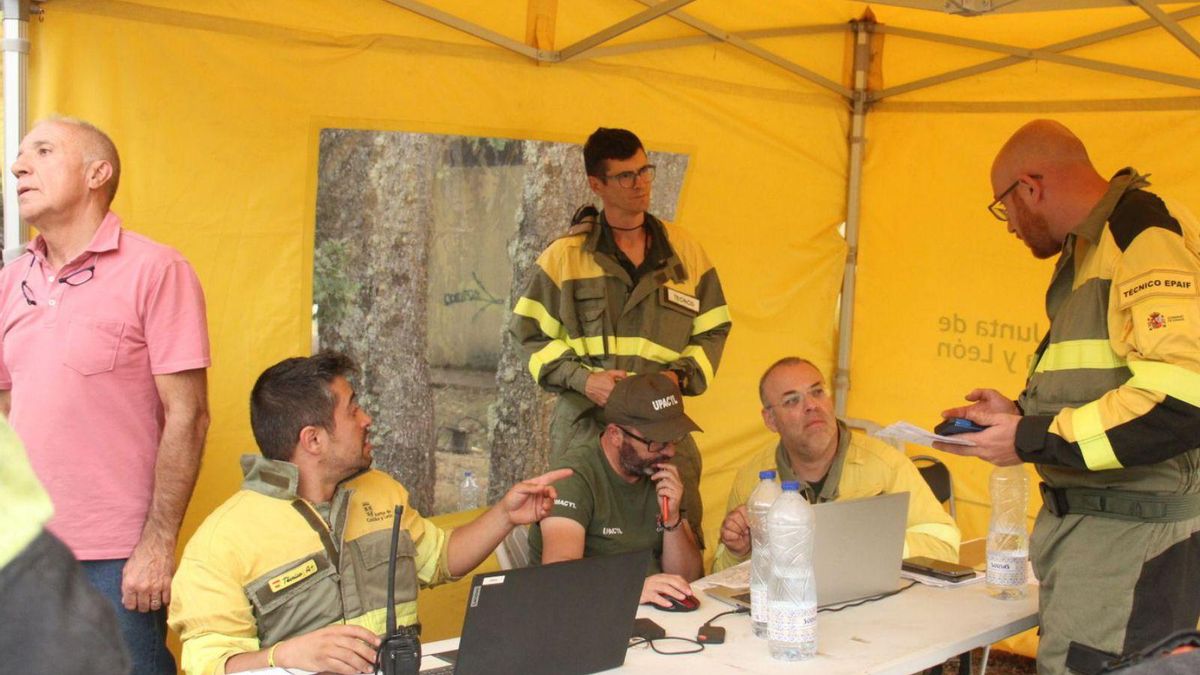 Técnicos del operativo de extinción de la Junta en el Puesto de Mando Avanzado instalado en Sanabria