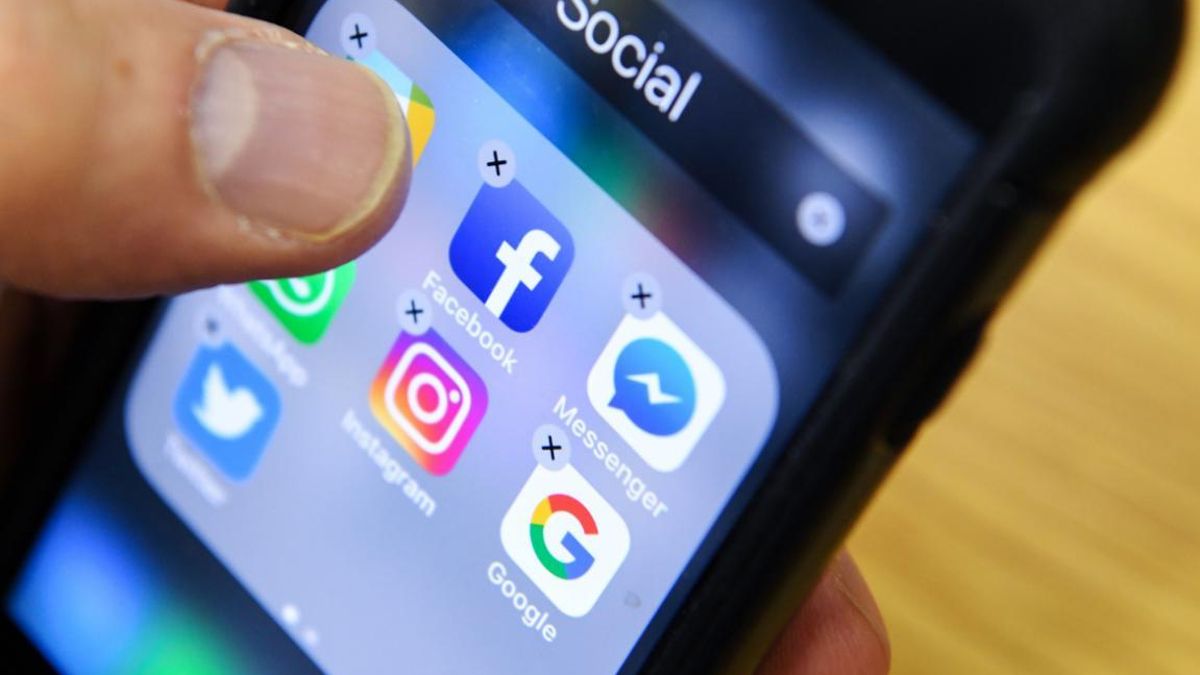 Móvil con diferentes aplicaciones, entre ellas Instagram
