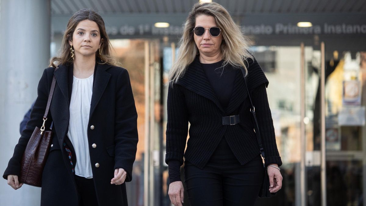 La asesora de Begoña Gómez en Moncloa Cristina Álvarez (d) sale de declarar a los juzgados de Plaza de Castilla, a 26 de febrero de 2025, en Madrid (España). El juez Juan Carlos Peinado tiene previsto interrogar hoy como investigada a Cristina Á