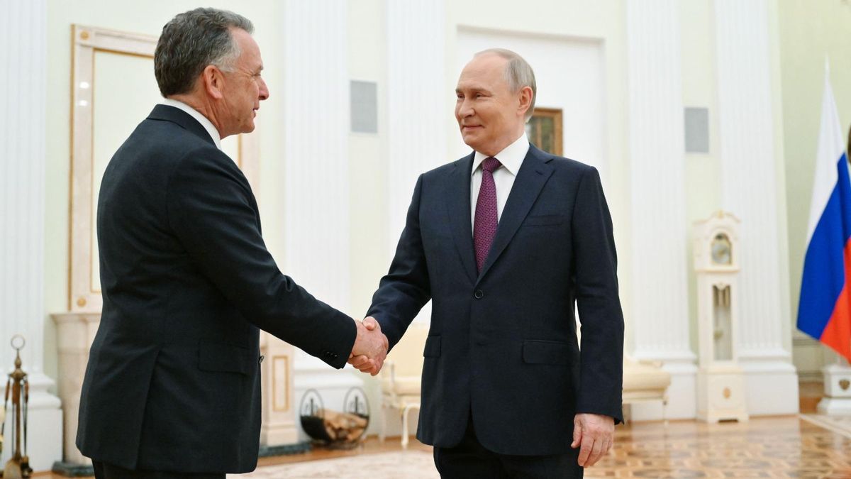 Putin, a la derecha, estrecha la mano de Steve Witkoff.