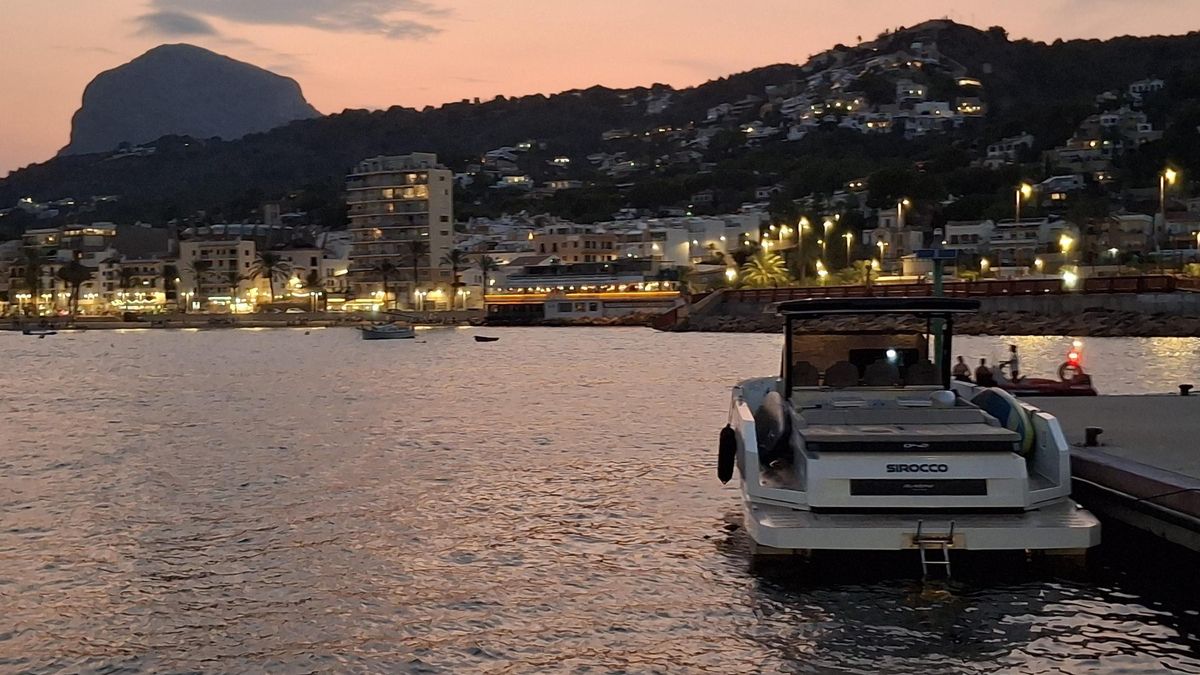 La embarcación en la que iba la joven y que, tras caer al mar, la arrolló fatalmente.