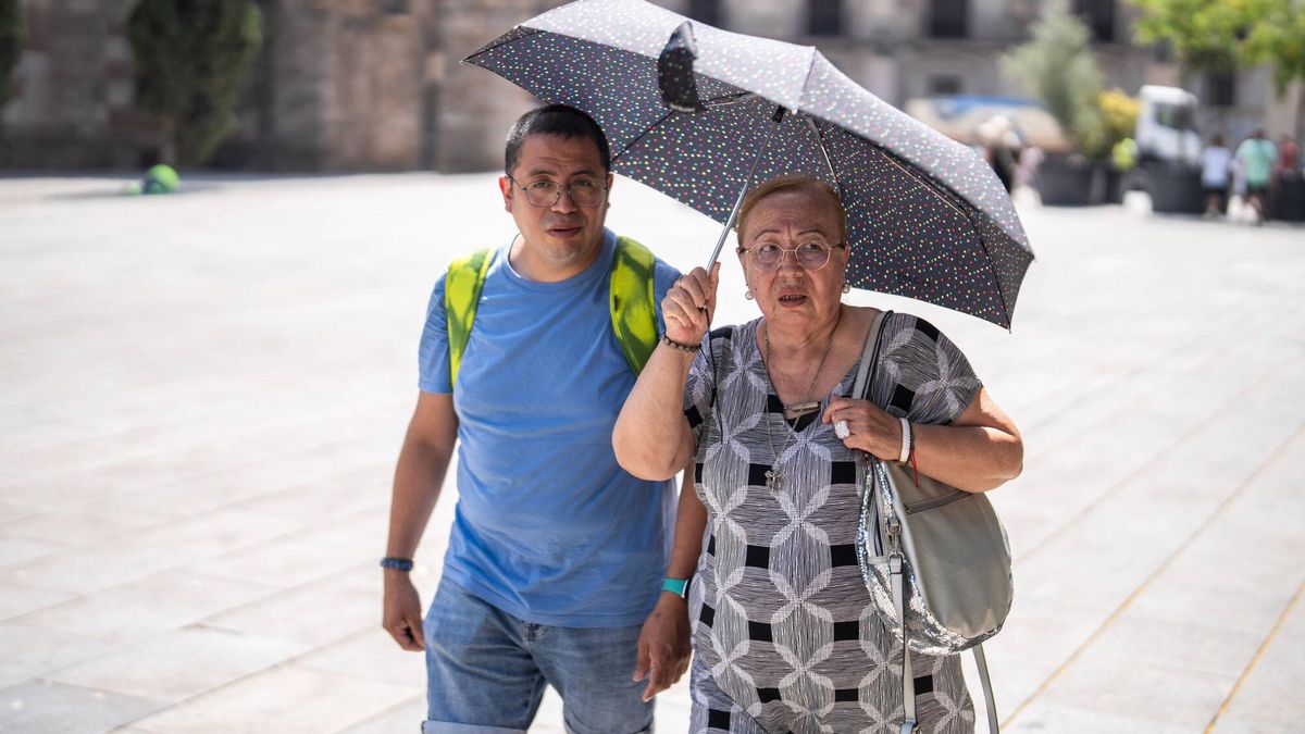 Dos ciudadanos pasean por Barcelona, en una imagen de archivo