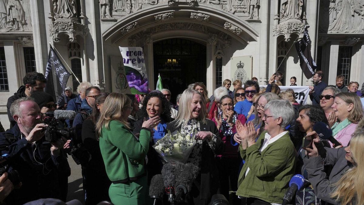 Marion Calder and Susan Smith from For Women Scotland, celebrate outside the Supreme Court to challenge gender recognition laws, in London, Wednesday, April 16, 2025. (AP Photo/Kin Cheung) Associated Press/LaPresse. EDITORIAL USE ONLY/ONLY ITALY AND SPAIN