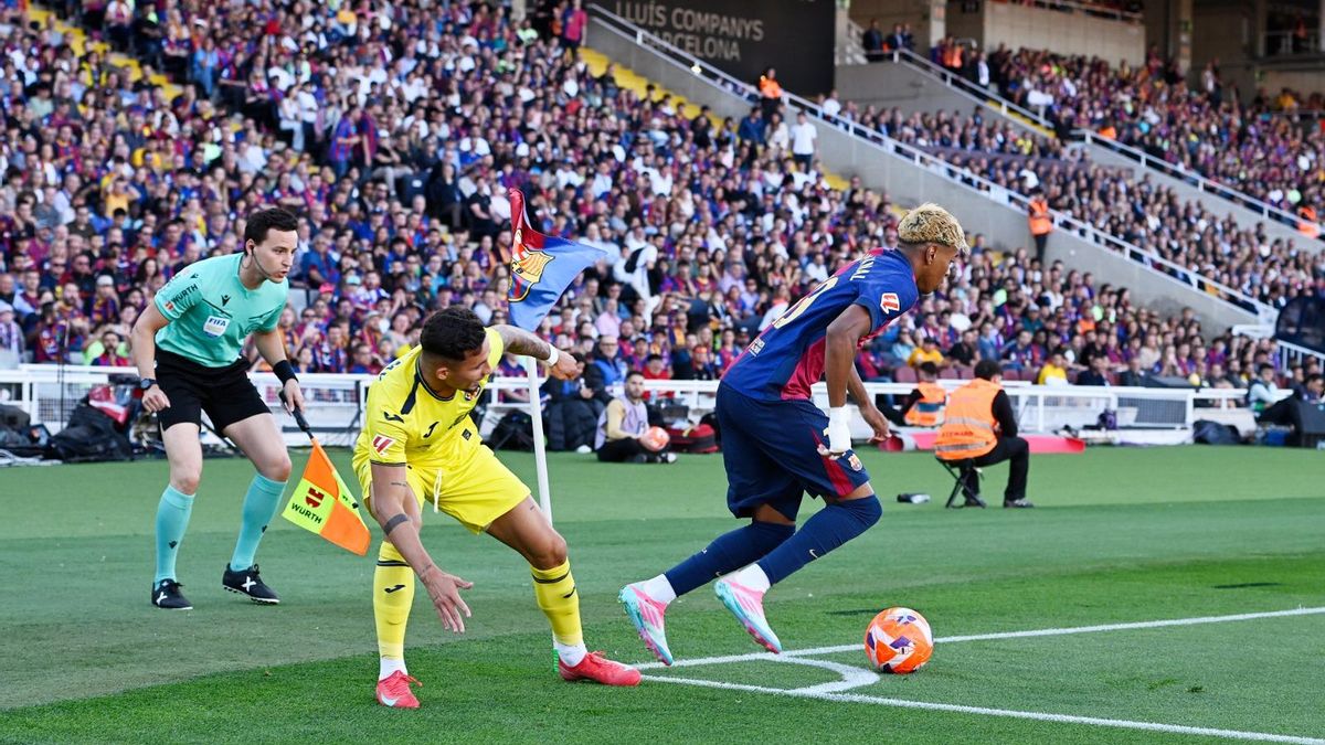 Lamine Yamal y Yeremy Pino, en el Barça-Villarreal disputado en Montjuïc la pasada temporada.