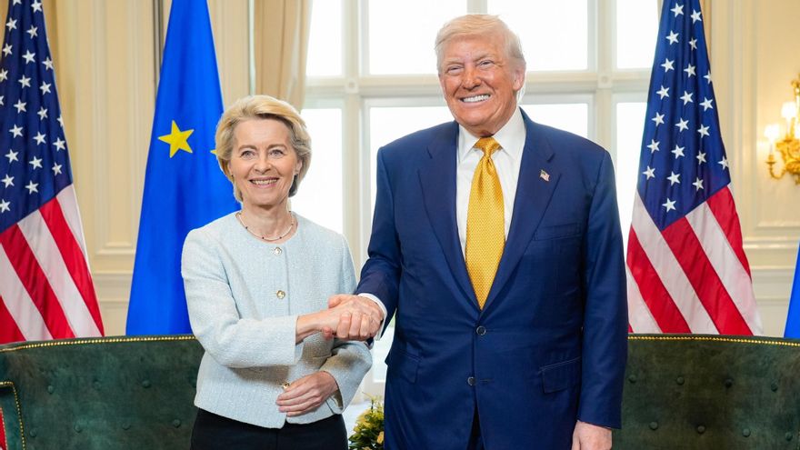 HANDOUT - 27 July 2025, United Kingdom, Turnberry: US President Donald Trump and European Commission President Ursula von der Leyen shake hands after they reached an agreement to settle a trade dispute over tariff hikes, at the Trump Turnberry golf course