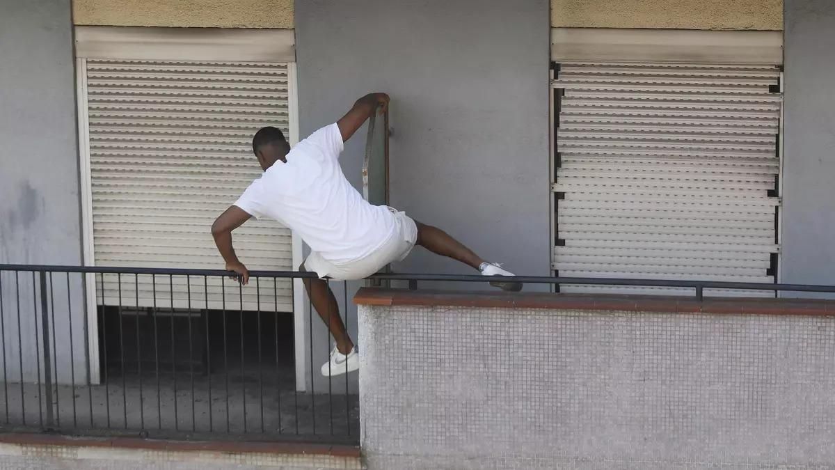Un ocupante salta de un balcón a otro.