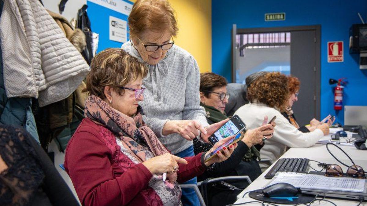 Mayores de un centro amplían sus conocimientos sobre los móviles.