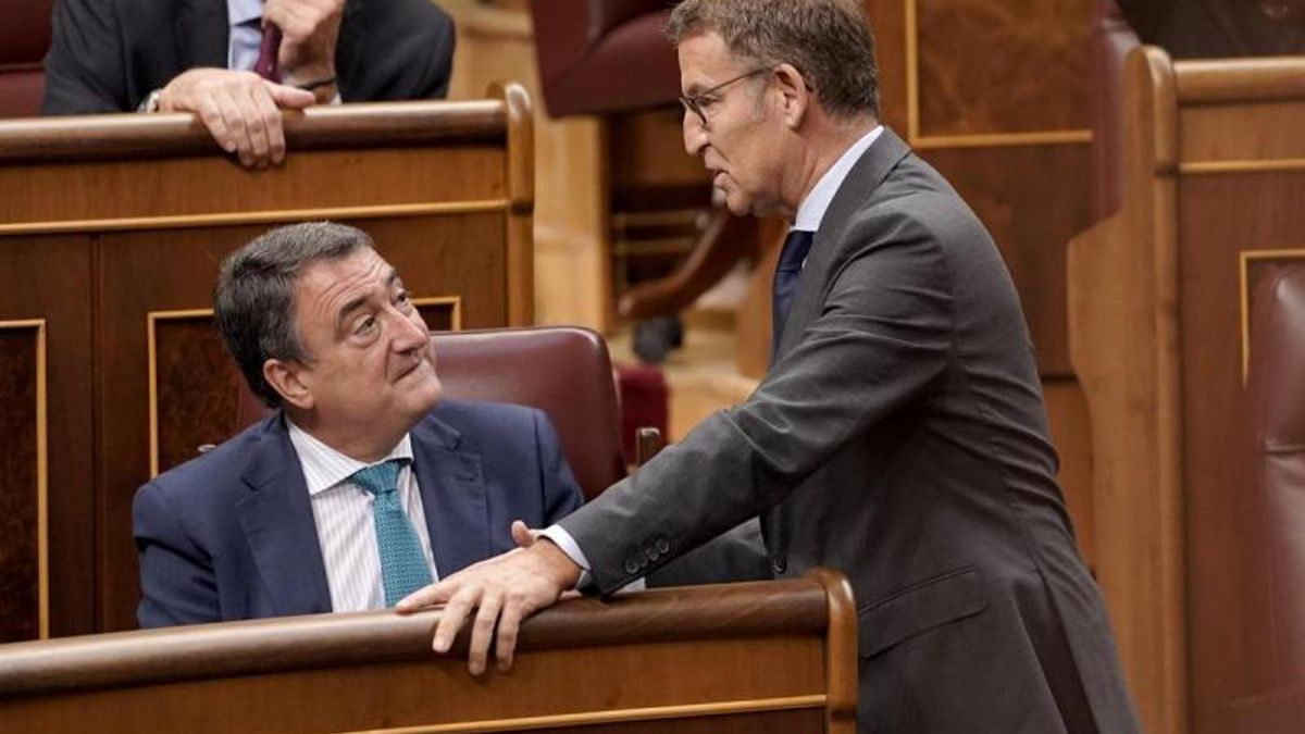 Alberto Núñez Feijóo (PP) conversa con Aitor Esteban (PNV), el 27 de septiembre de 2023, segundo día del debate de investidura que protagonizó el líder de los populares.